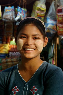 Myanmar yüzünde thanaka kadınla.