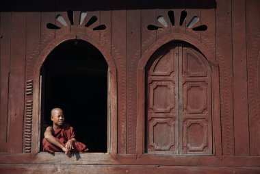 Genç rahipler at pencere Nyan Shwe Kgua Tapınağı.