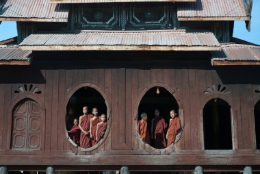 Genç rahipler at pencere Nyan Shwe Kgua Tapınağı.