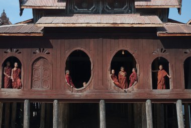 Genç rahipler at pencere Nyan Shwe Kgua Tapınağı .