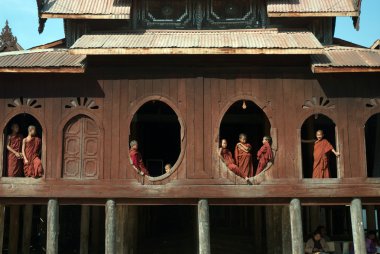 Genç rahipler at pencere Nyan Shwe Kgua Tapınağı.