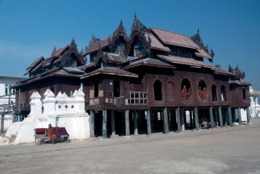 Genç rahipler at pencere Nyan Shwe Kgua Tapınağı.