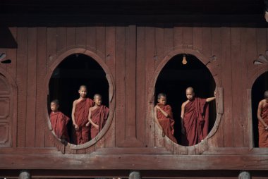 Genç rahipler at pencere Nyan Shwe Kgua Tapınağı.