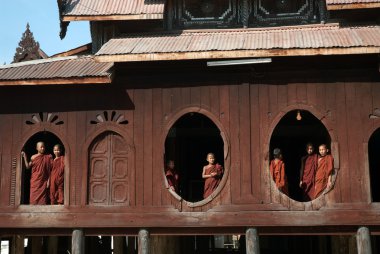 Genç rahipler at pencere Nyan Shwe Kgua Tapınağı.