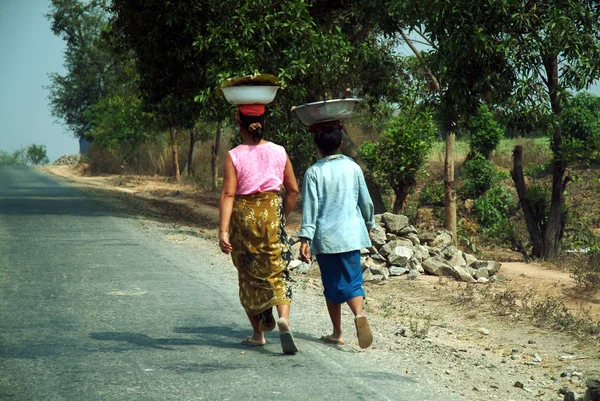 Mulher birmanesa carregando em suas cabeças . — Fotografia de Stock