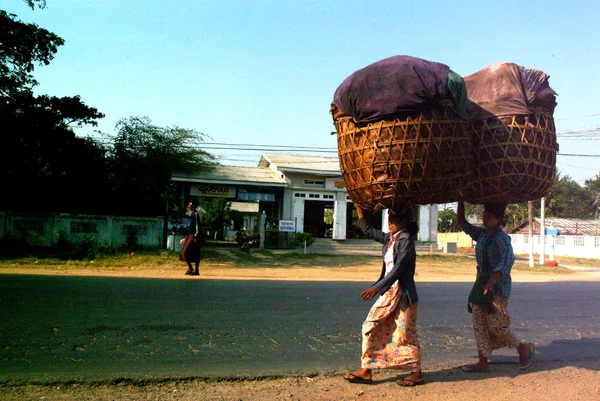 Mujer birmana cargando sobre sus cabezas . —  Fotos de Stock