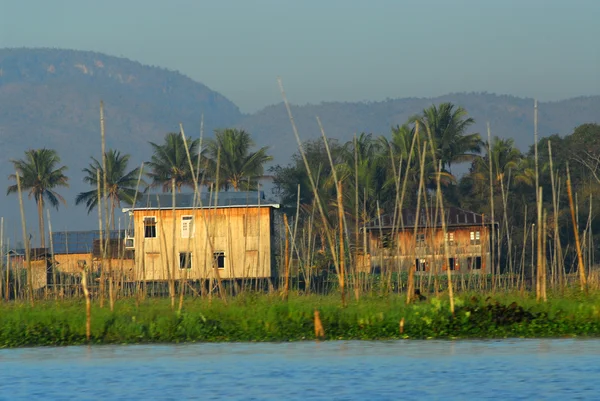 Casa flotante en Lago Inle . — Foto de Stock