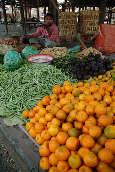 Myanmar pazarında meyve Dükkanı. — Stok fotoğraf