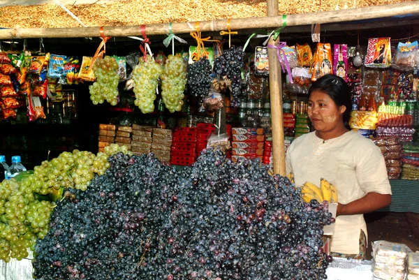 Fruit shop in Myanmar market. — Stock Photo, Image