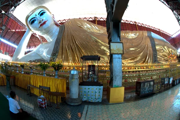 Kyauk že Htat Gyi ležící Buddha, Myanmar. — Stock fotografie
