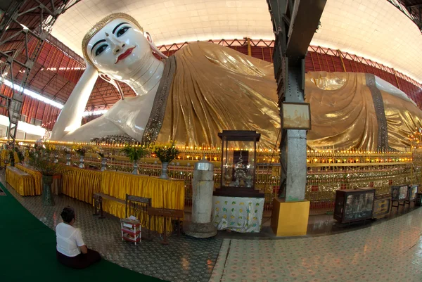 Kyauk Htat Gyi Reclining Buddha,Myanmar. — Stock Photo, Image