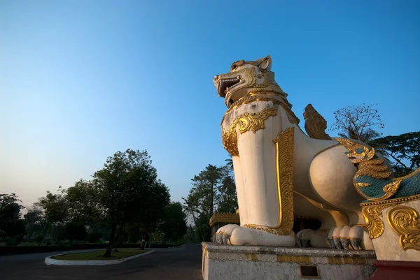 Löwenschutzstatue in der Shwedagon-Pagode, Yangon, Myanmar. — Stockfoto