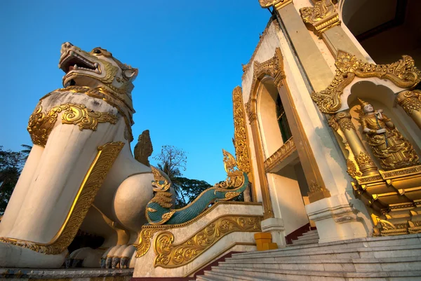 Strážce socha lva v Shwedagon Pagoda, Yangon, Myanmar. — Stock fotografie