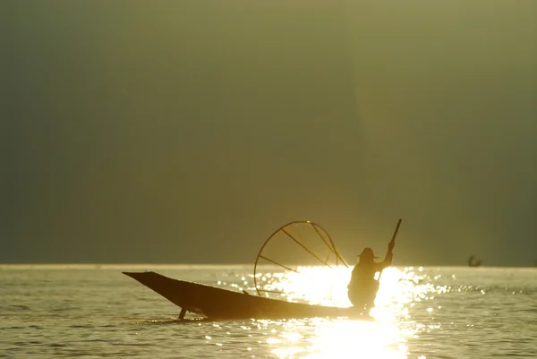 Silhouette de pêcheurs traditionnels dans le lac Inle, Myanmar . — Photo