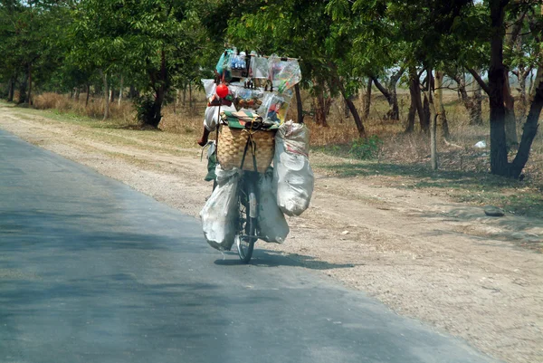 The Burmese people using the bike everyday . — Stock Photo, Image