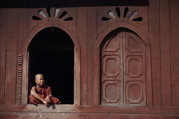 Jovens monges na janela do templo de Nyan Shwe Kgua . — Fotografia de Stock