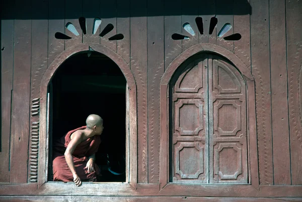 Jóvenes monjes en la ventana del templo de Nyan Shwe Kgua . — Foto de Stock