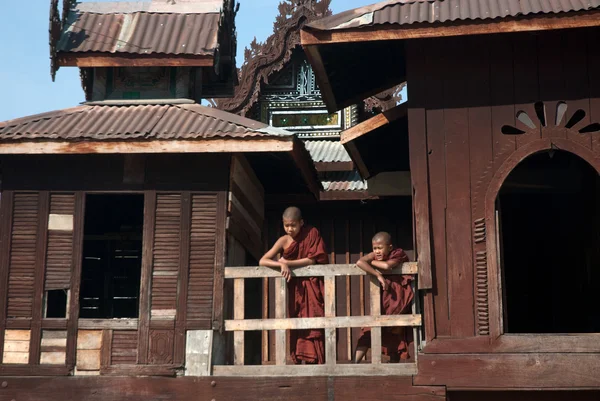 Jonge monniken op venster van Nyan Shwe Kgua tempel. — Stockfoto