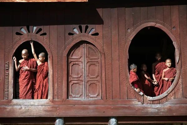 Jóvenes monjes en la ventana del templo de Nyan Shwe Kgua  . — Foto de Stock