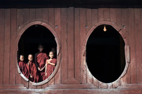 Junge Mönche am Fenster des nyan shwe kgua Tempels . — Stockfoto