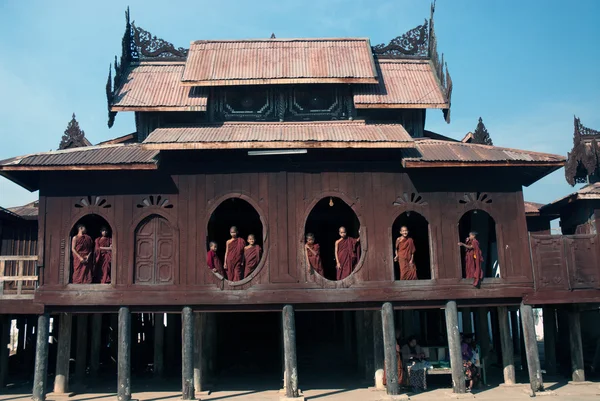 Junge Mönche am Fenster des nyan shwe kgua Tempels. — Stockfoto