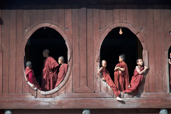 Junge Mönche am Fenster des nyan shwe kgua Tempels . — Stockfoto