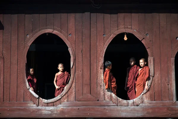 Jovens monges na janela do templo de Nyan Shwe Kgua . — Fotografia de Stock