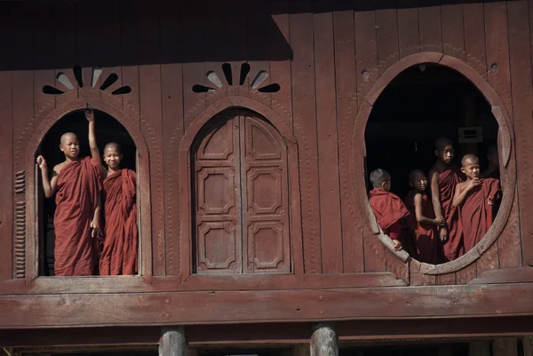 Молодые монахи у окна храма Нян Шве Кгуа . — стоковое фото