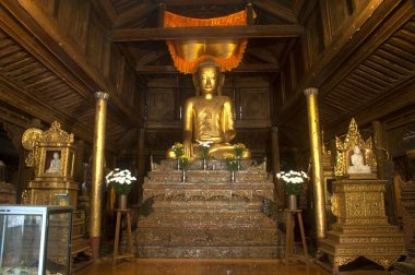 Myanmar ahşap kilise Nyan Shwe Kgua Tapınağı'nda içinde altın Buddha.