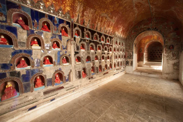 Boeddha binnen op pagode van de muur van Nyan Shwe Kgua tempel in Myanmar — Stockfoto