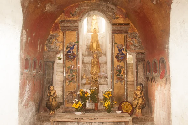 Buddha drinnen an der Mauer-Pagode des nyan shwe kgua Tempels in Myanmar — Stockfoto
