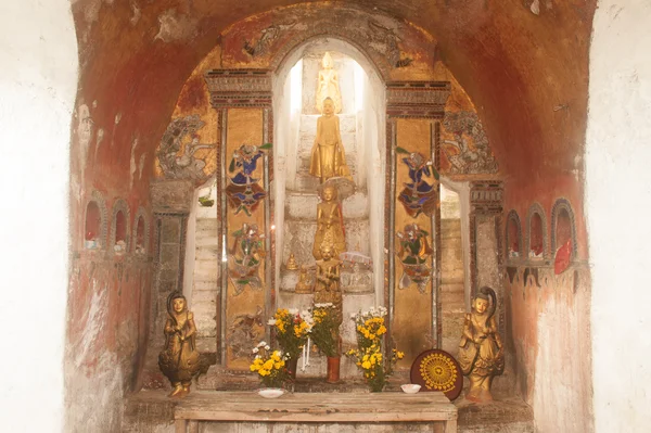 Boeddha binnen op pagode van de muur van Nyan Shwe Kgua tempel in Myanmar — Stockfoto