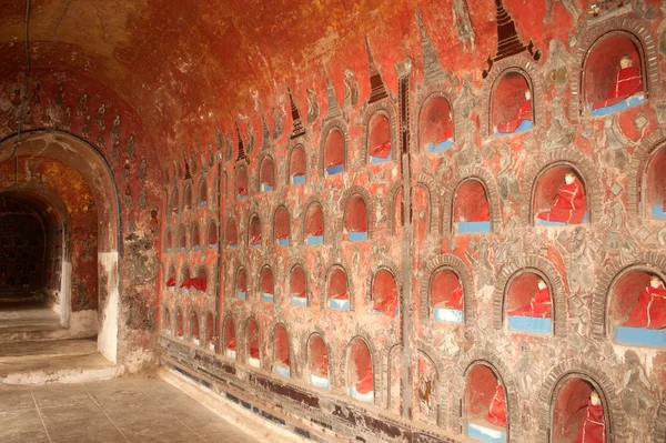 Buddha adentro en pagoda de la pared del templo de Nyan Shwe Kgua en Myanmar —  Fotos de Stock