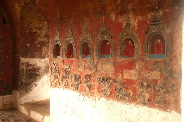 Boeddha in de alkoof is de pagode van de muur van de tempel, Myanmar. — Stockfoto