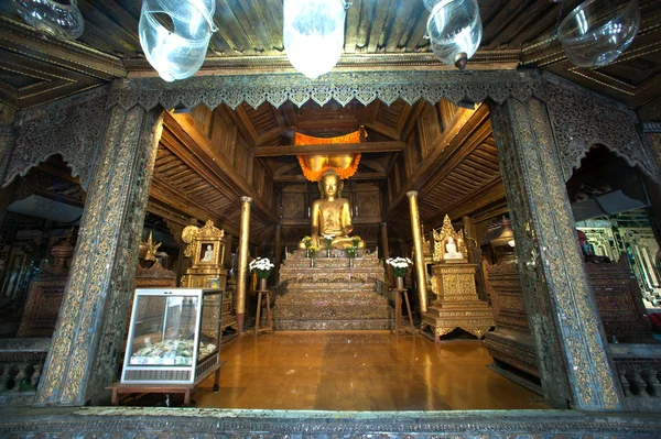 Zlatý Buddha uvnitř na dřevěný kostel Nyan Shwe Kgua chrámu v Myanmaru. — Stock fotografie