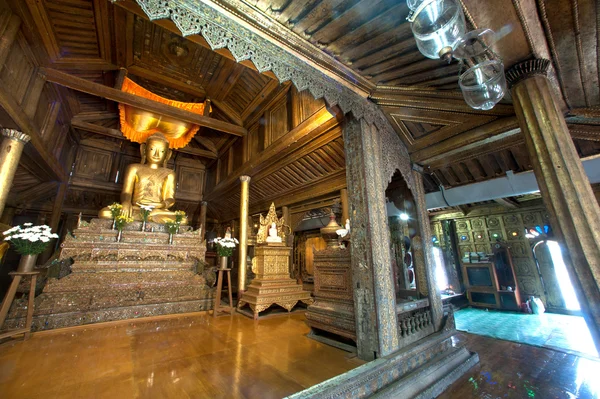 Gouden Boeddha binnen in houten kerk van Nyan Shwe Kgua tempel in Myanmar. — Stockfoto