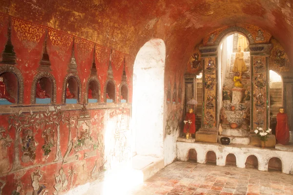 Buddha adentro en pagoda de la pared del templo de Nyan Shwe Kgua en Myanmar —  Fotos de Stock