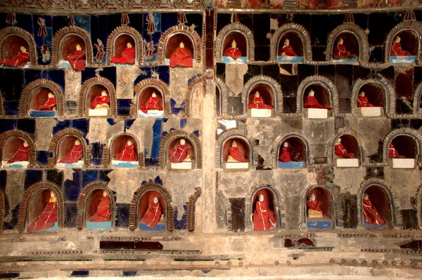 Buddha inde på væggen pagode Nyan Shwe Kgua tempel i Myanmar - Stock-foto