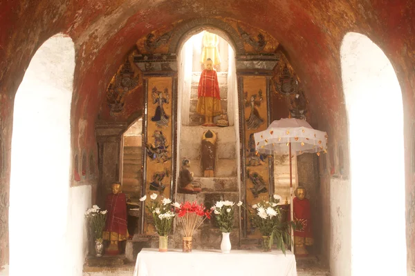 Buddha drinnen an der Mauer-Pagode des nyan shwe kgua Tempels in Myanmar — Stockfoto