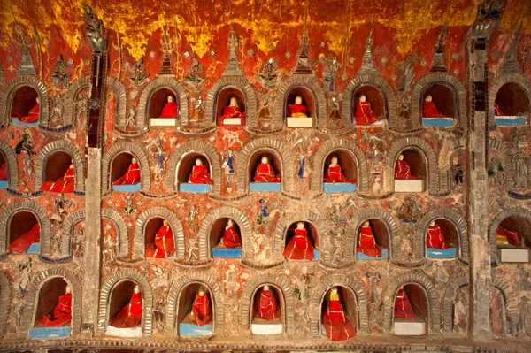 ミャンマーのニャン シュエ Kgua 寺院の壁塔中仏 — ストック写真