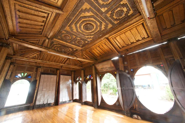 Myanmar kunst op plafond op houten kerk van Nyan Shwe Kgua tempel in Myanmar. — Stockfoto