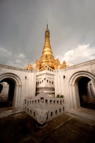 Pagode do templo Nyan Shwe Kgua em Mianmar . — Fotografia de Stock