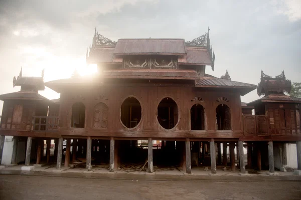 Iglesia de madera del templo de Nyan Shwe Kgua en Myanmar . —  Fotos de Stock