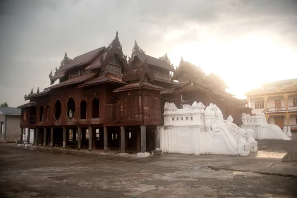 Drewna kościół Nyan Shwe Kgua świątynia w Myanmar. — Zdjęcie stockowe