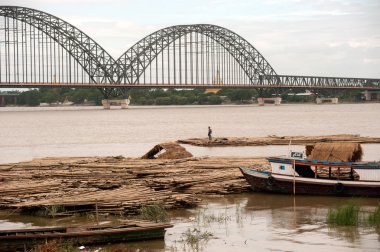 Bağlantı noktası faaliyetleri Ayeyarwaddy nehir, Myanmar salda bambu.