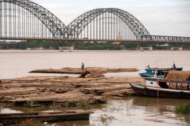 Bağlantı noktası faaliyetleri Ayeyarwaddy nehir, Myanmar salda bambu.