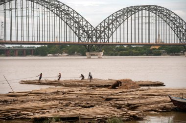 Bağlantı noktası faaliyetleri Ayeyarwaddy nehir, Myanmar salda bambu.