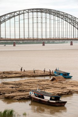 Bağlantı noktası faaliyetleri Ayeyarwaddy nehir, Myanmar salda bambu.