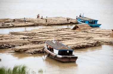 Ayeyarwaddy Nehri, Myanmar üzerinde bağlantı noktası faaliyetleri salda bambu.