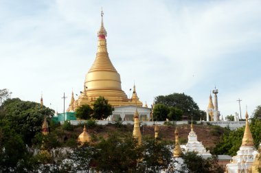 Shwe Kyat Yat Pagoda Myanma Ayeyarwady river yakınlarındaki tepe üzerinde